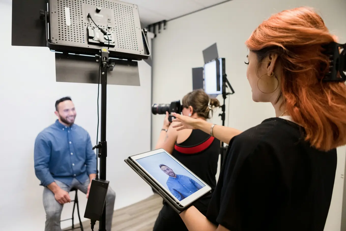 fotograf robiąca zdjęcia portretowe